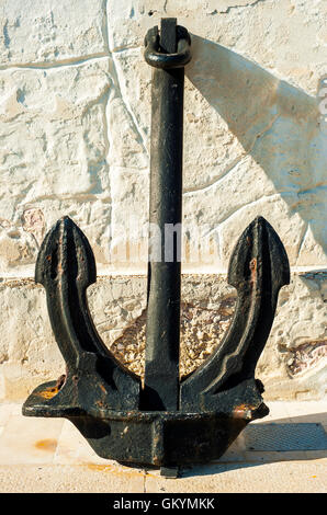 Vieux fer d'ancrage en désuétude et utilisés pour décorer un terminal maritime Banque D'Images