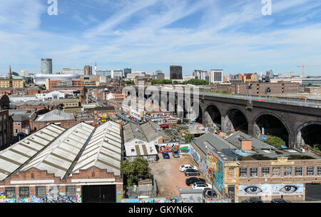 Vue vers le centre-ville de Birmingham (y compris les Arènes, la Rotonde, Duddeston Viaduct et la tour de télécommunication) à partir de la zone de la ville Digbeth. Banque D'Images