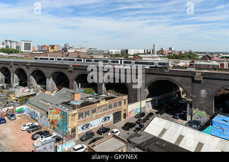 Une vue de Digbeth vers East Side salon de Birmingham, Millennium Point et la ligne de chemin de fer(Duddeston Viaduc) à l'approche de Moor Street Station. Banque D'Images