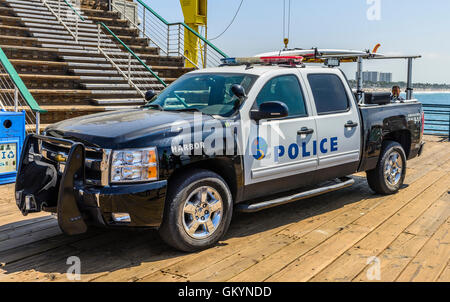 Voiture de police à Santa Monica beach Banque D'Images