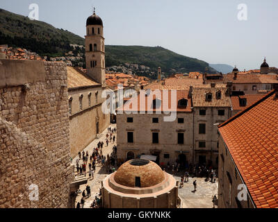 Vue sur Rue Principale Placa, grande fontaine d'Onofrio et carrelage en terre cuite sur le toit des remparts de la vieille ville de Dubrovnik, Croatie Banque D'Images