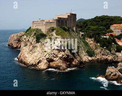 Portrait d'un mur de la vieille ville de Dubrovnik Croatie vers Fort Lovrijenac sur promontoire rocheux dominant la mer Adriatique bleu Banque D'Images