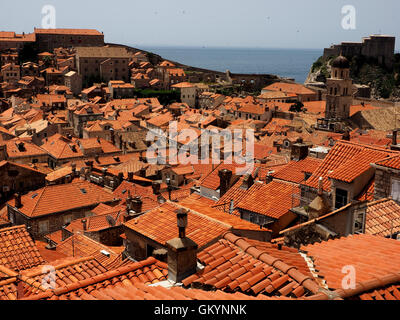 Vue sur les toits en terre cuite des remparts de la vieille ville de Dubrovnik Croatie montrant vieux carreaux d'origine et de nouvelles tuiles récentes plus lumineux Banque D'Images