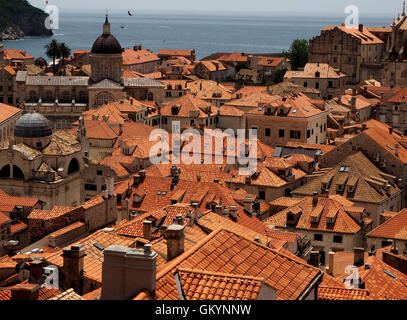 Vue sur les toits en terre cuite des remparts de la vieille ville de Dubrovnik Croatie montrant l'église St Blaise Mer Adriatique et de nouvelles réparations tuile Banque D'Images