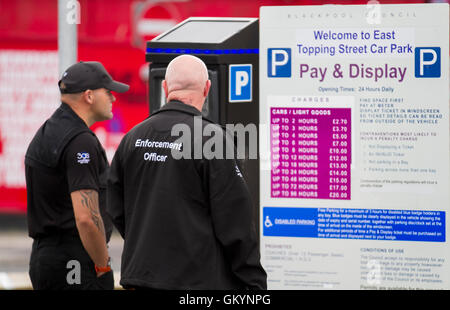 Les agents civils en uniforme noir en Topping Street, Blackpool, Lancashire, UK Banque D'Images