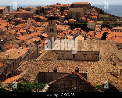 Vue sur les toits en terre cuite des remparts de la vieille ville de Dubrovnik montrant tuiles anciennes de l'ancien couvent de St Claire et toits de tuiles plus récents Banque D'Images