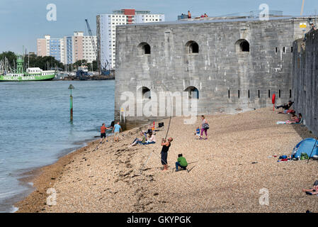 Promenade de la batterie et Tour Ronde, le Sally Port, Portsmouth, Hampshire, Royaume-Uni Banque D'Images