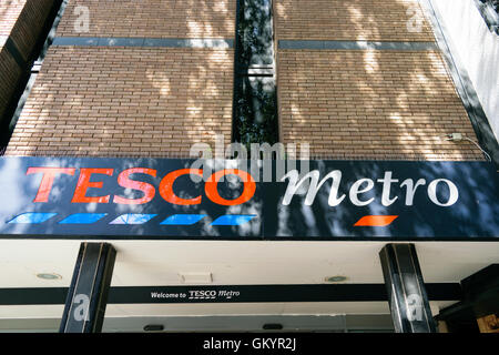 Exeter, Devon, Royaume-Uni - 23 août 2016 : le signe de Tesco supermarché Metro sur Fore Street, à Exeter. Banque D'Images