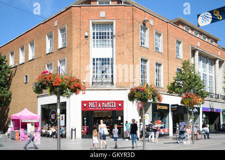 Exeter, Devon, Royaume-Uni - 23 août 2016 : les gens passer Pret-a-manger sandwich shop chaîne sur High Street. Banque D'Images