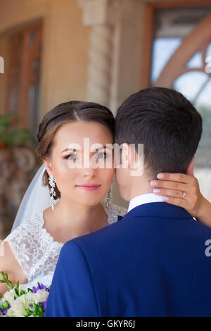 Drôle de couple sur l'e-session. La préparation pour le mariage potography. Banque D'Images