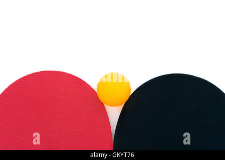 Vue de dessus deux raquettes de ping-pong et d'une balle on white Banque D'Images