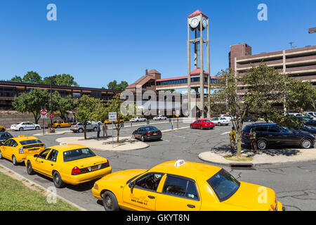 Des taxis sont disponibles pour les passagers dans le taxi à l'extérieur de la ligne White Plains Metro-North Railroad Station à White Plains, New York. Banque D'Images