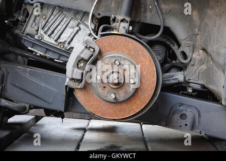 Vieille voiture rouillée et étrier de frein à disque et Banque D'Images
