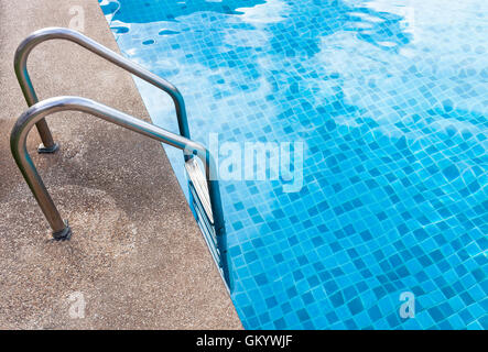 Dans l'escalier piscine avec carrelage bleu. Vue de l'œil. Banque D'Images