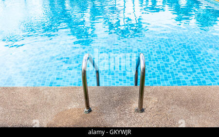 Dans l'escalier piscine avec carrelage bleu. Vue de l'œil. Banque D'Images