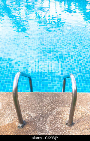 Dans l'escalier piscine avec carrelage bleu. Vue de l'œil. Banque D'Images