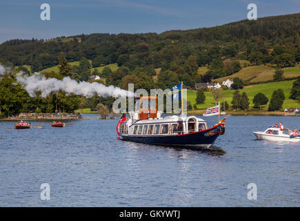 Yacht à vapeur de la Gondola sur l'eau, près de Coniston Coniston, Lake District, Cumbria Banque D'Images