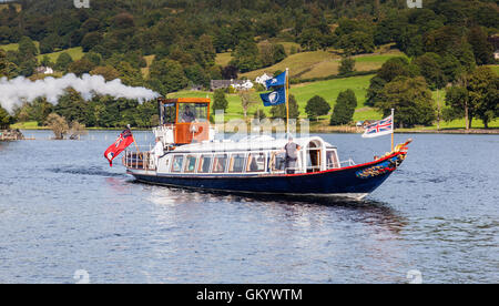 Yacht à vapeur de la Gondola sur l'eau, près de Coniston Coniston, Lake District, Cumbria Banque D'Images