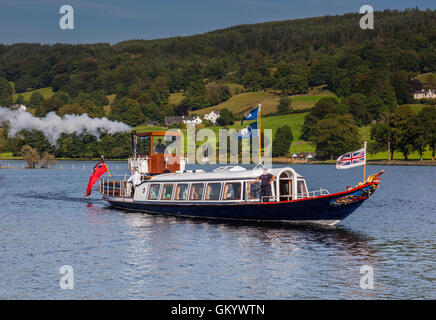 Yacht à vapeur de la Gondola sur l'eau, près de Coniston Coniston, Lake District, Cumbria Banque D'Images