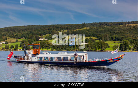 Yacht à vapeur de la Gondola sur l'eau, près de Coniston Coniston, Lake District, Cumbria Banque D'Images