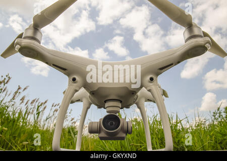 Quadrocopters sur une boîte en plastique dans l'herbe. Quadrocopter Préparation à voler. Banque D'Images