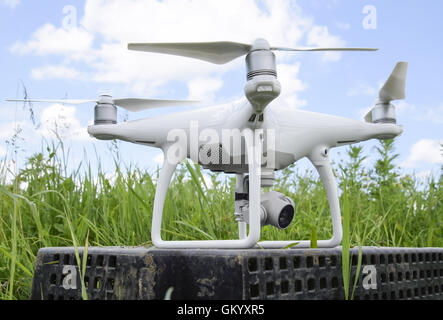 Quadrocopters sur une boîte en plastique dans l'herbe. Quadrocopter Préparation à voler. Banque D'Images