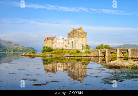 Le château d'Eilean Donan à refléter dans la marée haute sur le Loch Alsh Banque D'Images