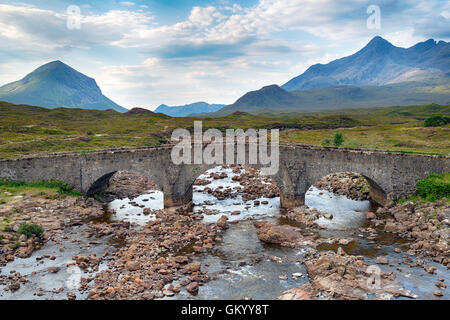 L'ancien pont à Sligachan sur l'île de Skye en Ecosse Banque D'Images