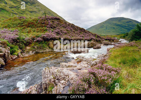 La rivière Coe comme il coule sur les roches à Glencoe en Ecosse Banque D'Images