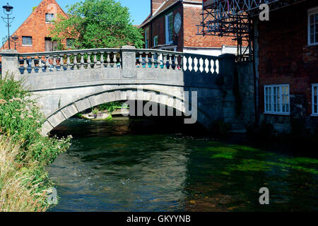 Pont TRAVERSANT LA RIVIÈRE ITCHEN WINCHESTER. Banque D'Images