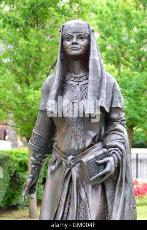 Canterbury, Kent, UK. Statue en bronze Bronze (S R Melton ; 2005) de Bertha, reine de Kent à Dame Vert Woottons Banque D'Images