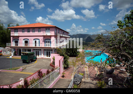 L'hôtel Los Jazmines montrant la piscine surplombant la vallée de Viñales province de Pinar del Rio Cuba Banque D'Images