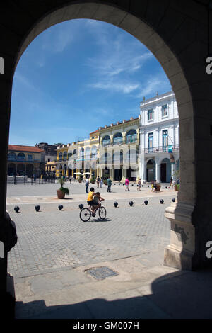 Les arches d'un bâtiment colonial donnant sur la Plaza de Vieja Cuba La Havane dans un endroit populaire pour les touristes Banque D'Images