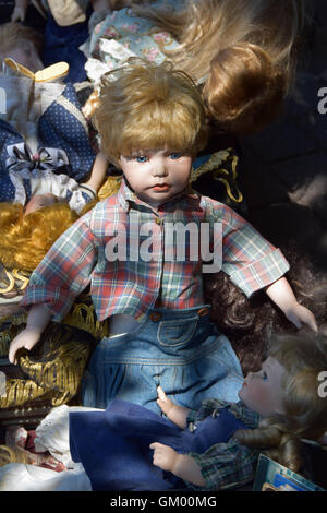 Garçon et fille Antique Dolls vieux jouets à vendre au marché aux puces. Banque D'Images