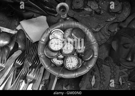 Montres de poche anciennes et autres objets vintage en vente au marché de la rue. Noir et blanc. Banque D'Images