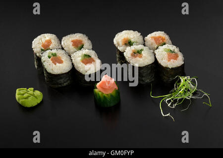 Rouleaux de sushi japonais frais avec du thon et cucambers Banque D'Images