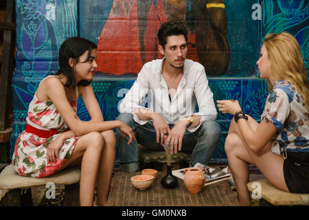 Groupe de jeunes communique au cours de tea party Banque D'Images