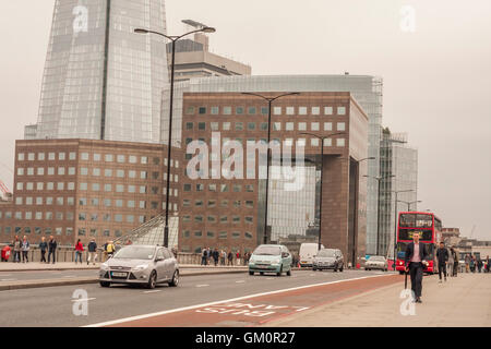 Une vue de la banlieue animée et personnes traversant le pont de Londres avec le fragment dans l'arrière-plan Banque D'Images