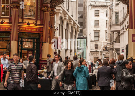 Une vue de la zone occupée Leadenhall Market de Londres montrant les touristes et les travailleurs de la ville Banque D'Images