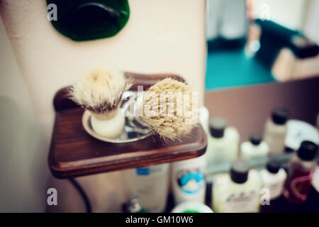 Ensemble de rasage brosse dans barber shop. Technique de mise au point sélective. Banque D'Images