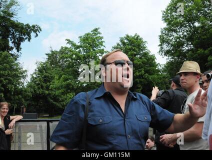 American 'shock' jock Alex Jones, à l'hôtel Grove protester contre le groupe Bilderberg, la tenue de leur réunion annuelle, il y Banque D'Images