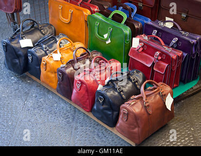 Sacs en cuir à vendre dans les marchés de Florence, Italie. Banque D'Images