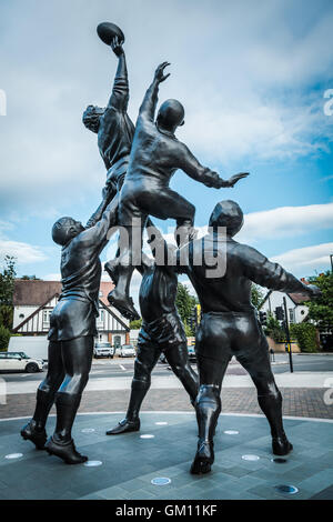 Bronze emblématique de rugby la ligne de sortie par le sculpteur Gerald Laing en dehors du stade de Twickenham, London, UK. Banque D'Images