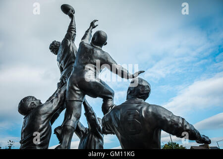 Bronze emblématique de rugby la ligne de sortie par le sculpteur Gerald Laing en dehors du stade de Twickenham, London, UK. Banque D'Images