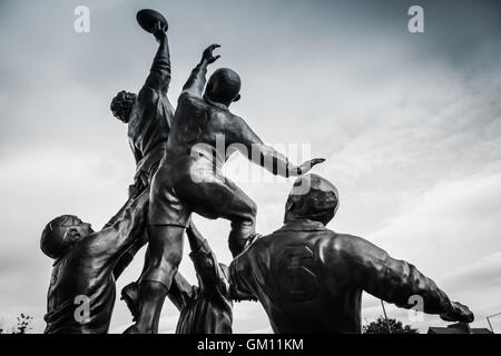 Bronze emblématique de rugby la ligne de sortie par le sculpteur Gerald Laing en dehors du stade de Twickenham, London, UK. Banque D'Images