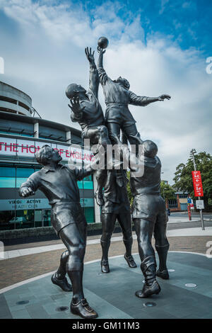 Bronze emblématique de rugby la ligne de sortie par le sculpteur Gerald Laing en dehors du stade de Twickenham, London, UK. Banque D'Images