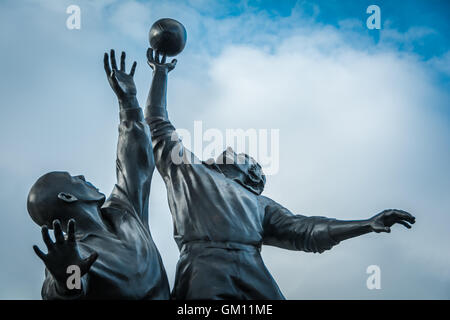 Bronze emblématique de rugby la ligne de sortie par le sculpteur Gerald Laing en dehors du stade de Twickenham, London, UK. Banque D'Images