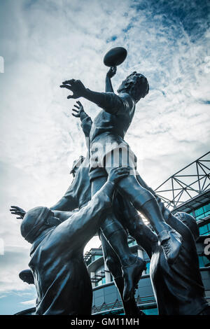 Bronze emblématique de rugby la ligne de sortie par le sculpteur Gerald Laing en dehors du stade de Twickenham, London, UK. Banque D'Images