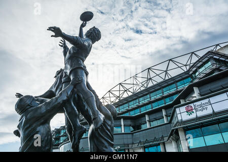 Bronze emblématique de rugby la ligne de sortie par le sculpteur Gerald Laing en dehors du stade de Twickenham, London, UK. Banque D'Images