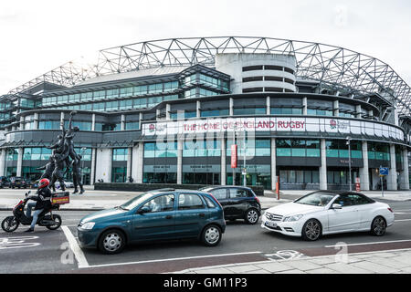Trafic à l'extérieur du Home of England Rugby, stade de rugby de Twickenham, Londres, Angleterre, Royaume-Uni Banque D'Images